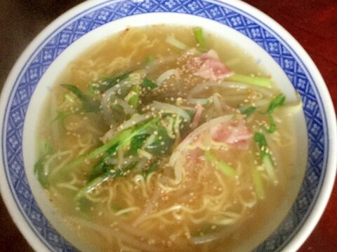 水菜とベーコンの塩ラーメン。